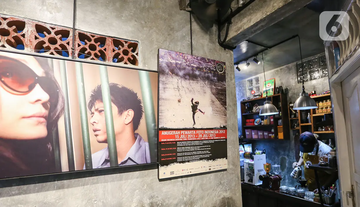 Barista membuat kopi di kedai Ngopi di Halaman Jalan Pulo Kamboja, Kebayoran Lama, Jakarta, Selasa (12/01/2021). Kedai yang menawarkan beragam jenis minuman kopi dan makanan ringan memajang puluhan karya foto para Pewarta Foto Indonesia. (Liputan6.com/Fery Pradolo)