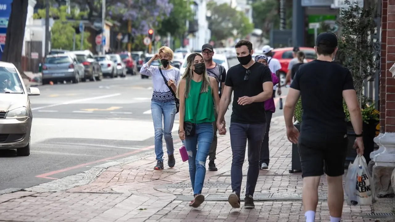 Orang-orang memakai masker mencegah COVID-19 di kawasan perniagaan Cape Town, Afrika Selatan