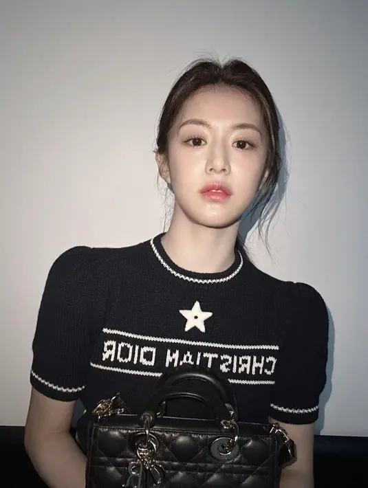 Aktris asal Korea Selatan, Go Younjung tampil serba hitam memadukan short sleeved sweater Dior dan tas Dior Small Lady D-Joy warna hitam. [Dior].