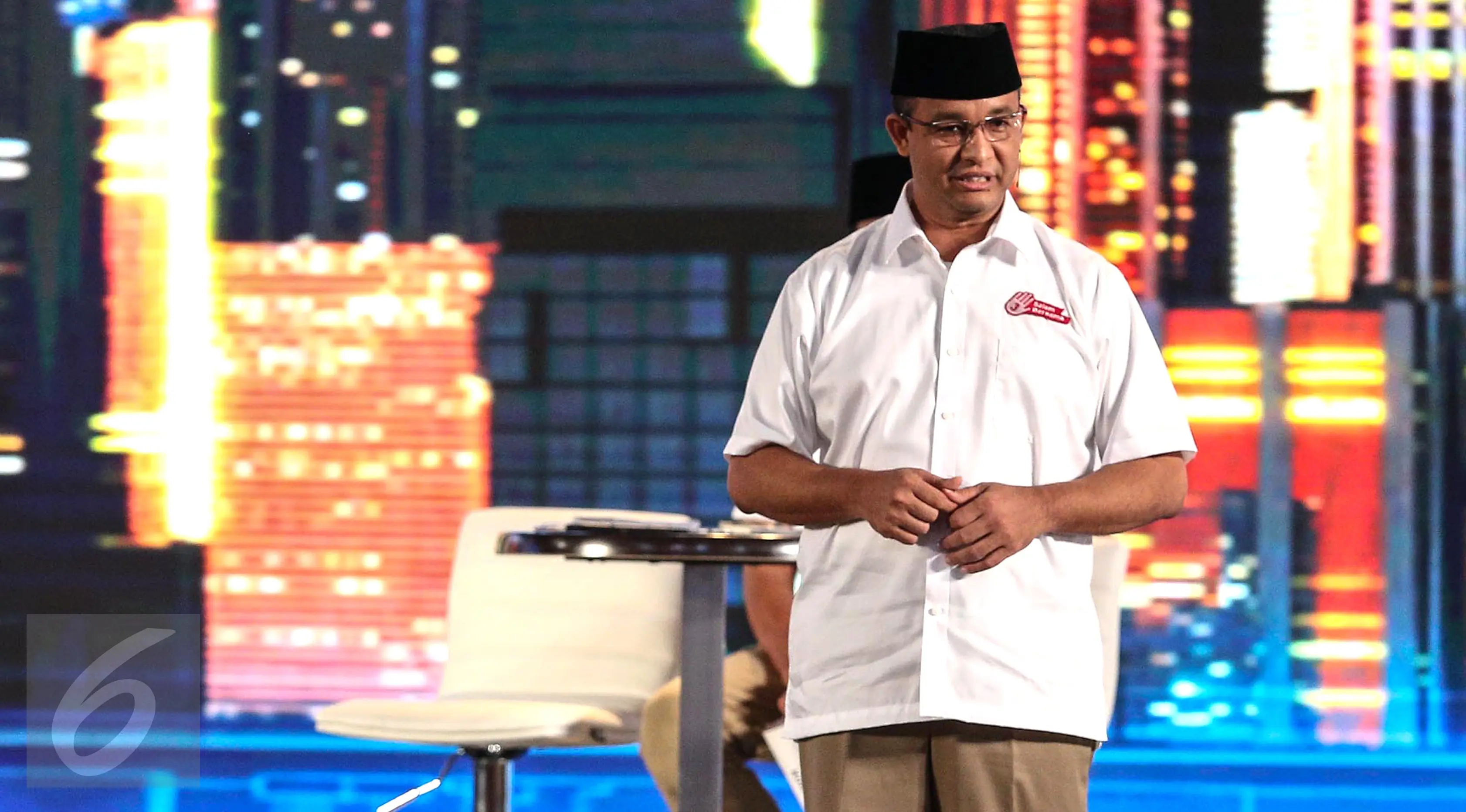 Cagub DKI nomor urut tiga, Anies Baswedan memberikan penjelasan programnya pada Debat Cagub DKI Putaran Kedua di Hotel Bidakara, Pancoran, Jakarta, Jumat (27/1). (Liputan6.com/Faizal Fanani)