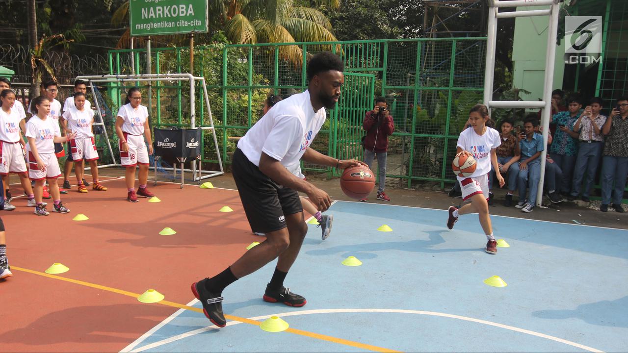 Aksi Pemain NBA Jaylen Brown Bermain Basket Bersama Anak-Anak