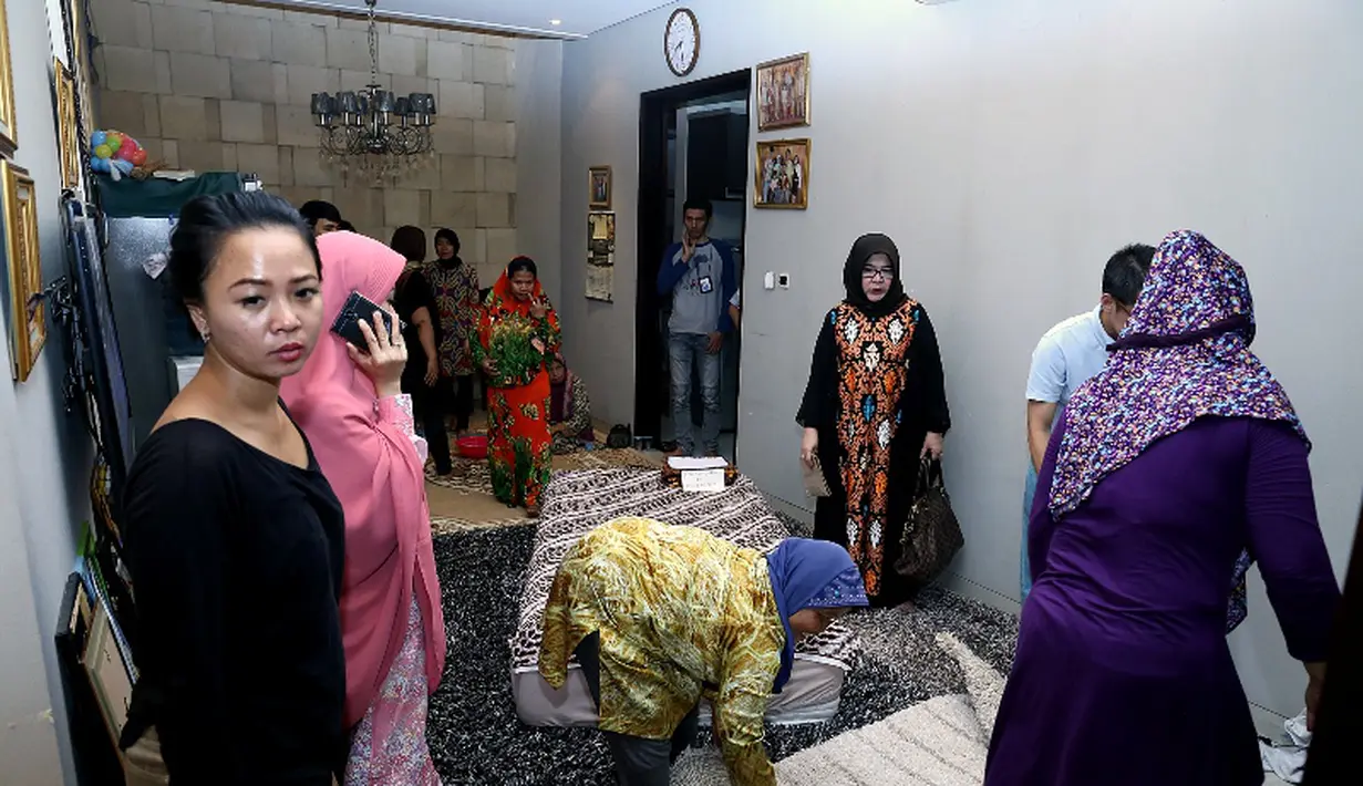 Beginilah suasana di dalam rumah orangtua Olga Syahputra, kesedihan begitu terasa di diri mereka.  (foto: galih w. satria)