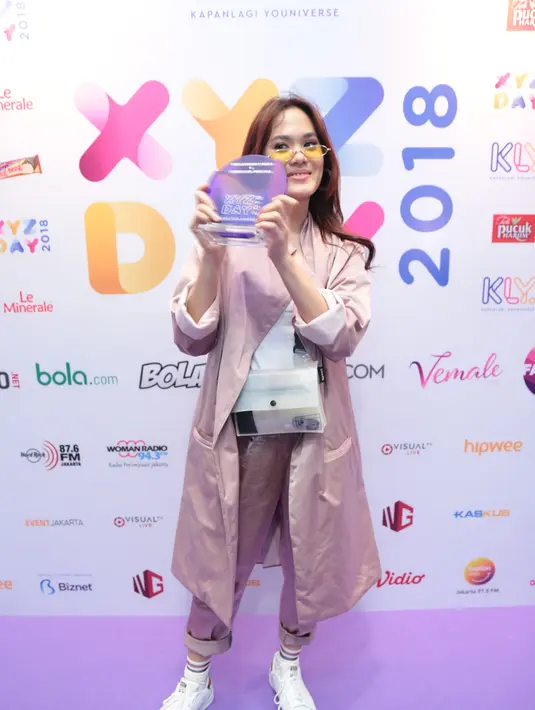 "Wow, Sweet Talk. Terima kasih banyak, maaf Rizky dan Chanda gak bisa datang," ucap Sheryl Sheinafia dari atas panggung The Hall Senayan City, Jakarta Pusat, Rabu 24 April 2018 malam. (Adrian Putra/Bintang.com)