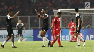 Pemain Persija, Ramdani Lestaluhu tertunduk usai pemain Home United mencetak gol saat laga kedua Semifinal Zona Asia Tenggara Piala AFC 2018 di Stadion GBK, Jakarta, Selasa (15/5). Babak pertama Persija tertinggal 1-3. (Liputan6.com/Helmi Fithriansyah)