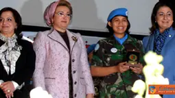 Citizen6, Lebanon: Pemberian tanda penghargaan diberikan kepada salah satu perwakilan Wanita TNI pada acara peringatan Hari Wanita yang diselenggarakan oleh pemerintahan Lebanon bekerjasama dengan UNIFIL. (Pengirim: Badarudin Bakri)