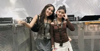 Anggota BLACKPINK, Lisa, baru saja menggelar jumpa penggemar pertamanya di Beach City International Stadium, Ancol, Jakarta, pada Jumat (15/11/2024). Acara ini sukses menjadi magnet bagi para penggemar K-Pop di Tanah Air, termasuk selebritas Ayu Ting Ting yang tak ketinggalan untuk menghadiri momen istimewa tersebut bersama putrinya, Bilqis. [@ayutingting92].