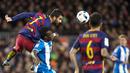Pemain RCD Espanyol, Felipe Caicedo (2kiri) berebut bola dengan pemain Barcelona, Arda Turan pada laga Copa Del REy leg kedua babak 16 besar di Stadion Power8,  Cornella-El Prat, Barcelona, Spanyol,Kamis (14/1/2016) dini hari WIB.  (EPA/Andreu Dalmau)