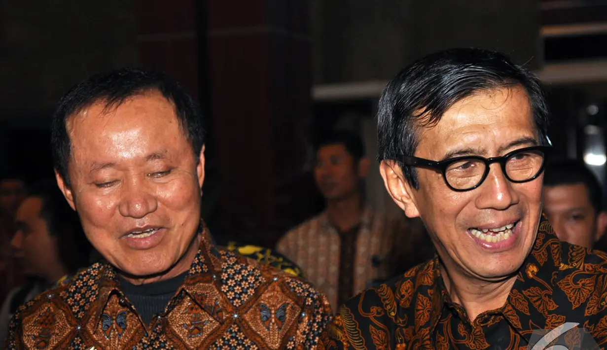 Menkum HAM Yosanna Laoly (kanan) dan Mantan Menkum HAM Amir Syamsuddin (kiri) menjawab pertanyaan wartawan usai serah terima jabatan di Kantor Kemenkum HAM, Jakarta, Senin (27/10/2014). (Liputan6.com/Miftahul Hayat)