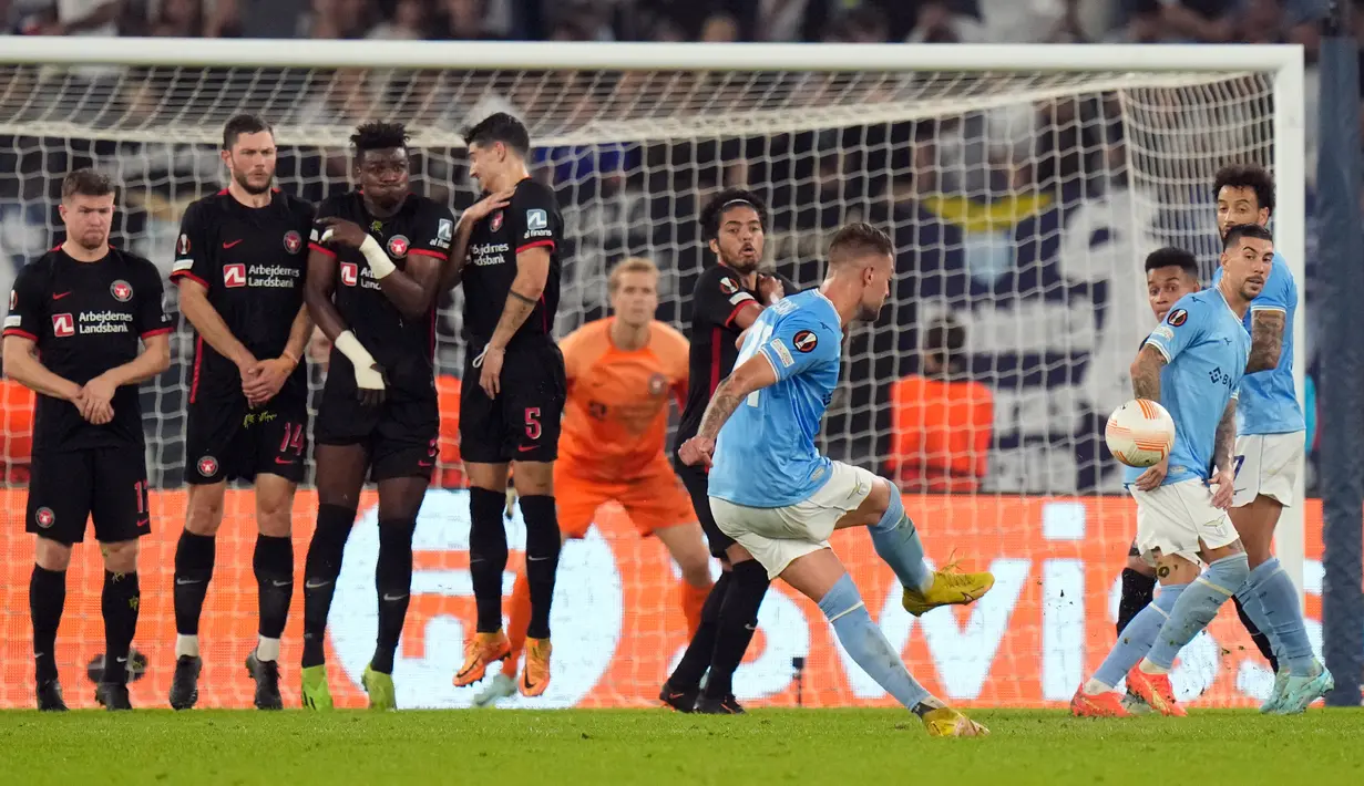 Pemain Lazio Sergej Milinkovic-Savic melakukan tendangan bebas saat melawan FC Midtjylland pada pertandingan sepak bola Grup F Liga Europa di Stadion Olimpiade Roma, Italia, 27 Oktober 2022. Lazio menang 2-1 atas FC Midtjylland. (AP Photo/Alessandra Tarantino)