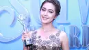 Nabila Syakieb usai menerima penghargaan sebagai Aktris Utama Paling Ngetop SCTV Awards di Studio Emtek City, Daan Mogot, Jakarta Barat, Rabu (30/11/2016). (Adrian Putra/Bintang.com)