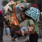 Warga Palestina mengungsi ke Jalur Gaza selatan di Jalan Salah al-Din di Bureij pada 11 November 2023 (doc: AP)