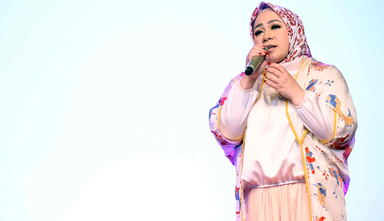 Terkait pemilihan Gita Gutawa dalam membawakan lagu soundtrack film Kartini, Melly Goeslaw melihat penyanyi tersebut sosokanak muda yang mencintai seni, selektif milih lagu dan konsen pendidikan. (Nurwahyunan/Bintang.com)