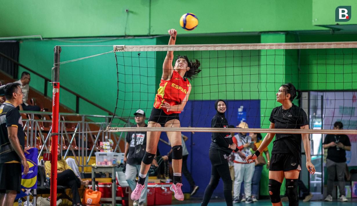 Pemain tim Indonesia All Star, Yolla Yuliana melakukan spike saat berlatih jelang laga Fun Volleyball 2024 melawan Red Sparks di GOR Bulungan, Jakarta Selatan, Jumat (19/04/2024). (Bola.com/Bagaskara Lazuardi)