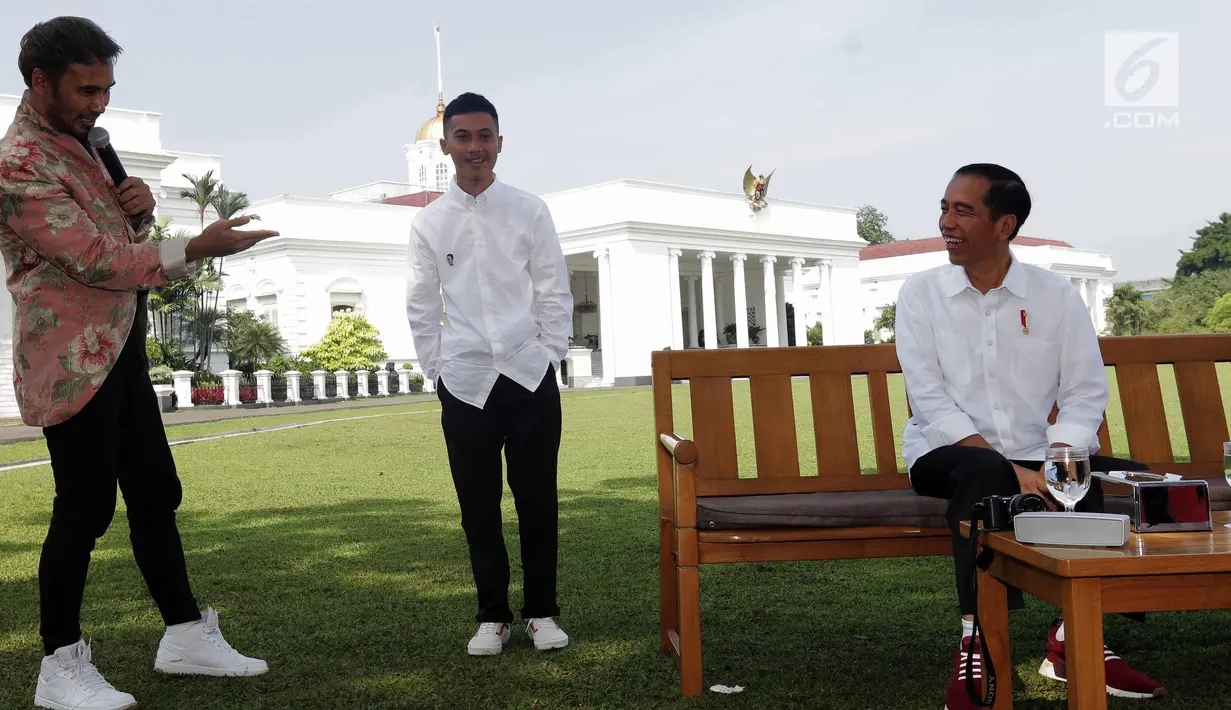 Konten kreator  XYZ 2018, JFlow berbincang dengan Presiden Joko Widodo Istana Bogor, Minggu (22/4). Kegiatan ini menjadi rangkaian menyambut XYZ 2018 yang akan diadakan di Venue The Hall-Senayan City, 25 April 2018, mendatang. (Liputan6.com/Angga Yuniar)