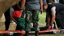 Diduga karena kelelahan mahasiswi ini terjatuh dari tempatnya berbaris. Iapun segera ditandu untuk mendapat perawatan, Jakarta, Rabu (1/10/2014) (Liputan6.com/Johan Tallo)