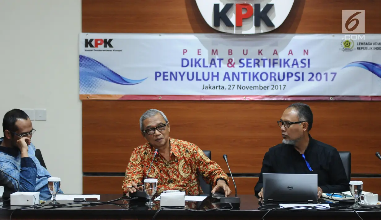 Mantan pimpinan KPK, Abraham Samad, M Busyro Muqoddas, dan Bambang Widjojanto (kiri ke kanan) menyampaikan pandangan kepada peserta Diklat & Sertfikasi Penyuluh Antikorupsi di Gedung KPK, Jakarta, Senin (27/11). (Liputan6.com/Helmi Fithriansyah)