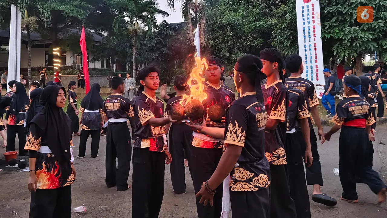 1.000 pesilat asal Sukabumi saat bermain bola leungeun seuneu (Boles) atau bola api pada festival rekor MURI di TMII. (Liputan6.com/Istimewa).