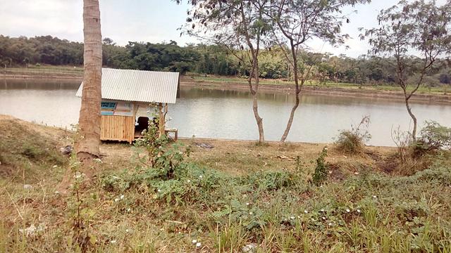 Nampak sebuah bangunan di samping Situ Sarkanjut sebagai tempat peristirahatan para pemancing yang mencari ikan di kawasan situ