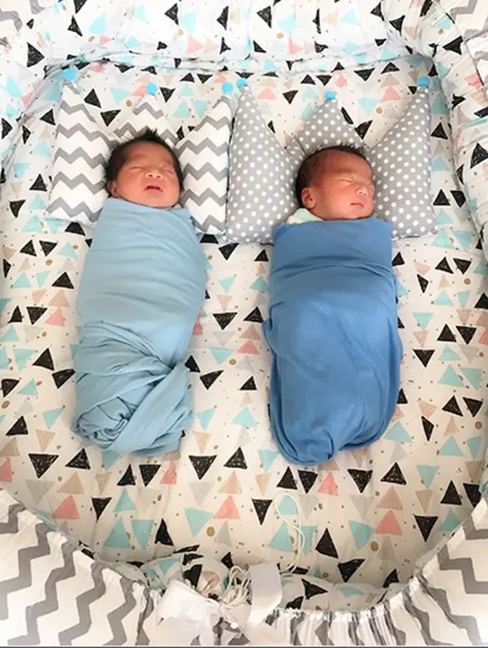 Anak pertama lahir pukul 12.35 WIB dan bobot 2.793 gr dan panjang 49 cm. Sedangkan yang kedua lahir lima menit kemudian, dengan berat 2,483 gr dan panjang 47 cm. (instagram/ustad_solmed)