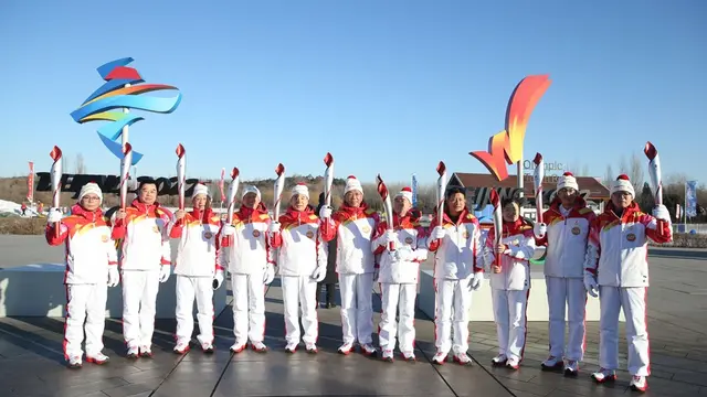 Para peserta Estafet Obor Olimpiade Musim Dingin Beijing 2022 berfoto bersama di Taman Hutan Olimpiade di Beijing, ibu kota China, pada 2 Februari 2022. (Xinhua/Jia Haocheng)