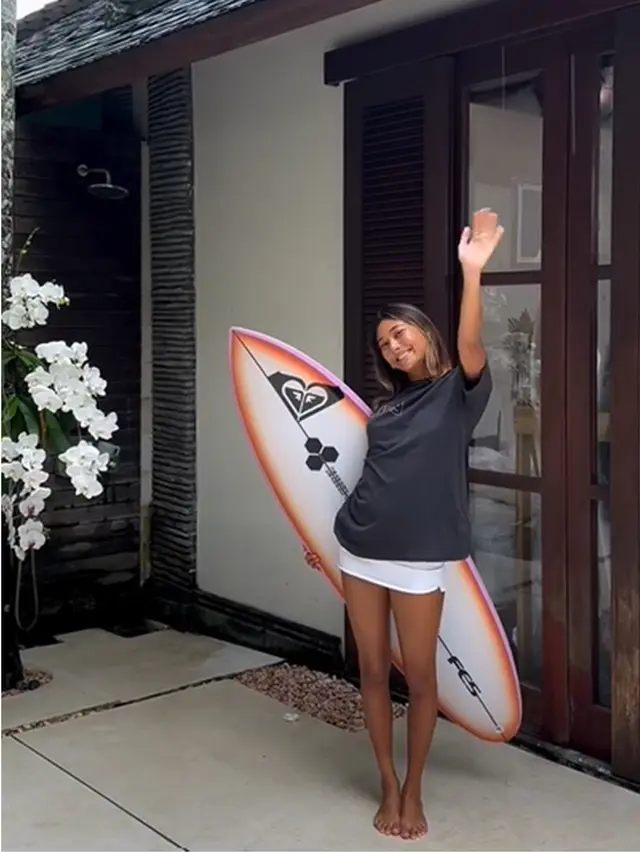 6 Potret Suri Jabrik, Keponakan Luna Maya yang Jadi Surfer Profesional