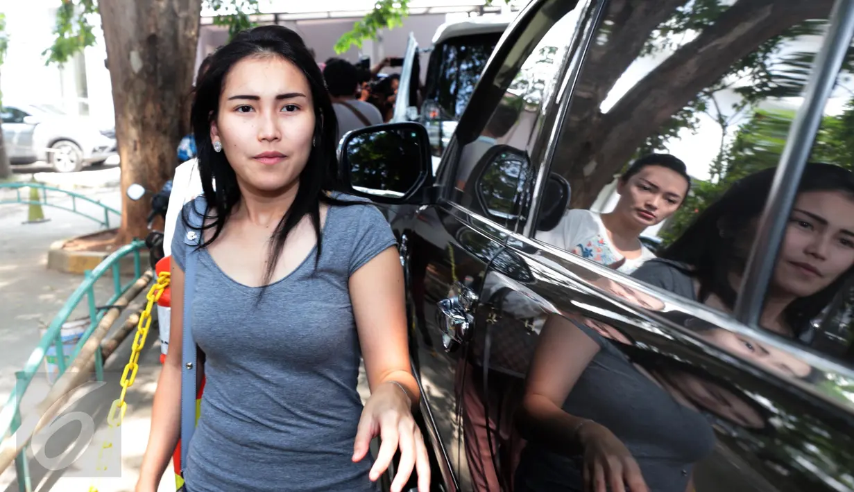 Ayu Ting Ting saat tiba di Rumah Sakit Cipto Mangunkusumo, Jakarta, pada Kamis (20/4). Kedatangan Ayu Ting Ting untuk menjenguk Julia Perez yang dikabarkan dalam kondisi kritis. (Liputan6.com/Herman Zakharia)
