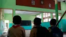 Siswa SDN 12 Kramat Jati, Jakarta, saat berada di dalam ruang kelas mereka yang tampak kumuh, Rabu (21/10). Sudin Pendidikan Jakarta Timur mengaku tak memiliki anggaran hingga sekolah itu terbengkalai hampir dua tahun. (Liputan6.com/Yoppy Renato)