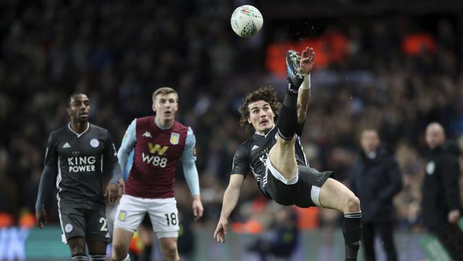 Bek Leicester City, Caglar Soyuncu menendang bola saat bertanding melawan Aston Villa pada pertandingan semifinal Piala Liga Inggris di Villa Park, Birmingham (28/1/2020). Villa menang 2-1 atas Leicester. (AP Photo/Rui Vieira)