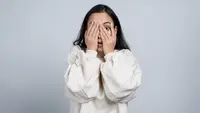 Ilustrasi perempuan takut, ketakutan, fobia, khawatir. (Foto oleh Freepik)