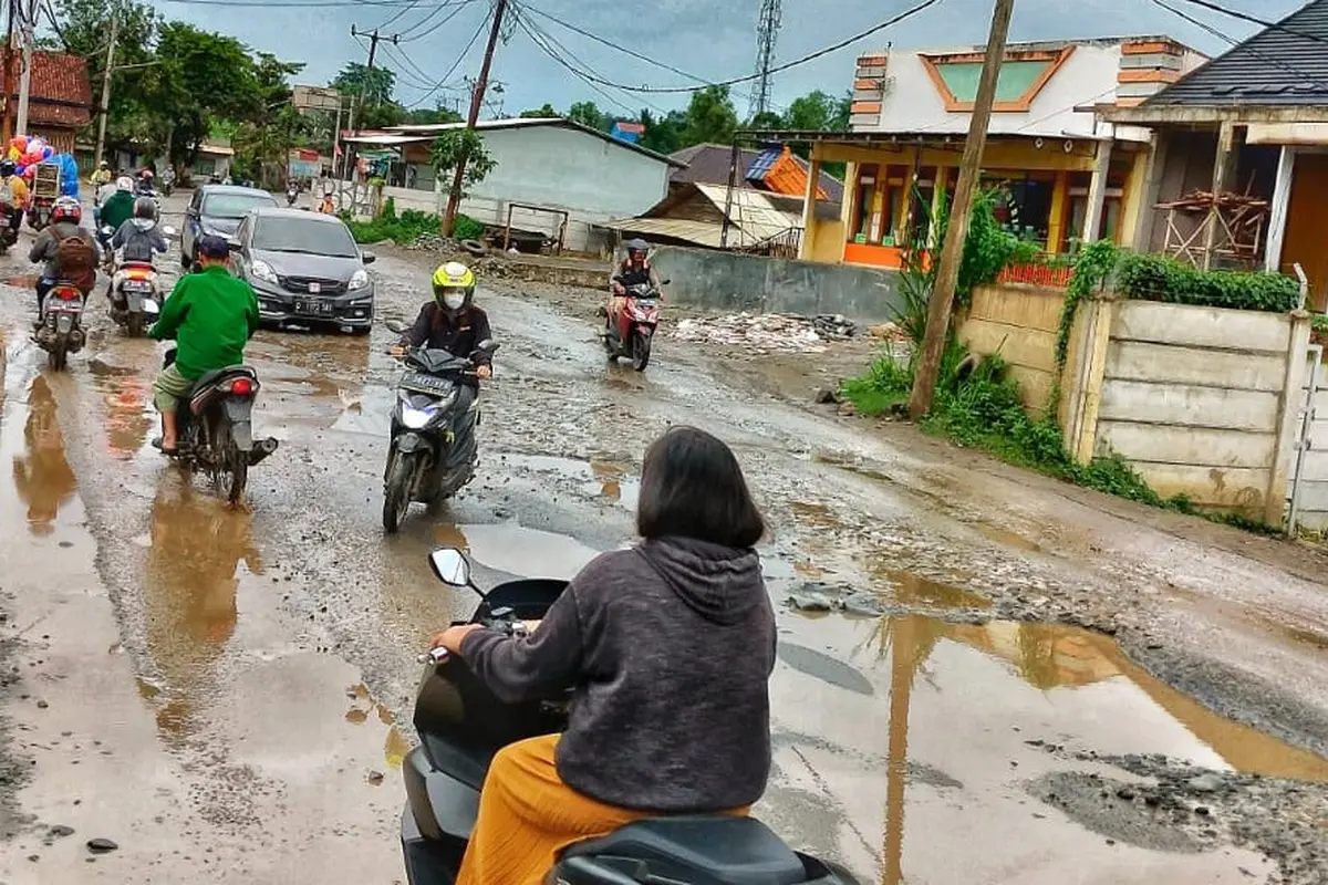 Kondisi Jalan Raya Sudamanik, Parung Panjang, Kabupaten Bogor yang terus dibiarkan rusak