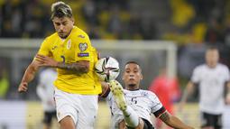 Laga kali ini cukup menarik lantaran sang tamu tampil berani dan tak ragu menekan pertahanan Timnas Jerman.  (AP/Michael Sohn)