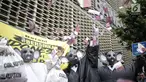 Massa yang tergabung dalam koalisi #BersihkanIndonesia menggelar aksi teatrikal di depan Gedung Bawaslu, Jakarta, Selasa (15/1). Massa mendesak calon presiden mengakhiri praktik korupsi politik di bisnis batu bara. (Liputan6.com/Faizal Fanani)