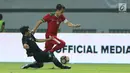 Pemain depan Indonesia U-19, Egy Maulana Vikri mencoba melewati adangan pemain Thailand U-19 di Stadion Wibawa Mukti, Cikarang, Minggu (8/10). The Guardian menyoroti Egy saat menjadi top scorer Piala AFF U-18. (Liputan6.com/Helmi Fithriansyah)