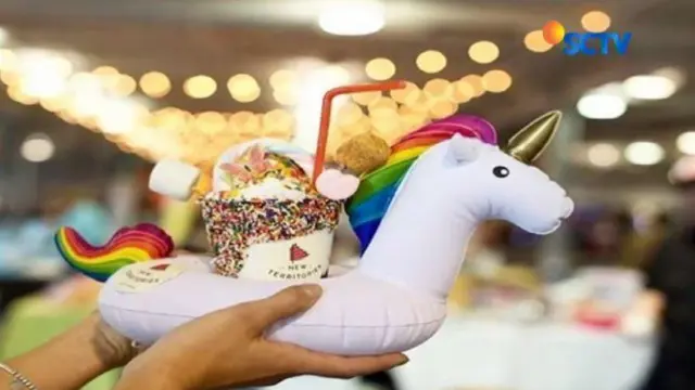 Toko New Territories di Manhattan, New York, Amerika Serikat, sajikan minuman susu kocok aneka warna yang disebut unicorn parade milkshake.