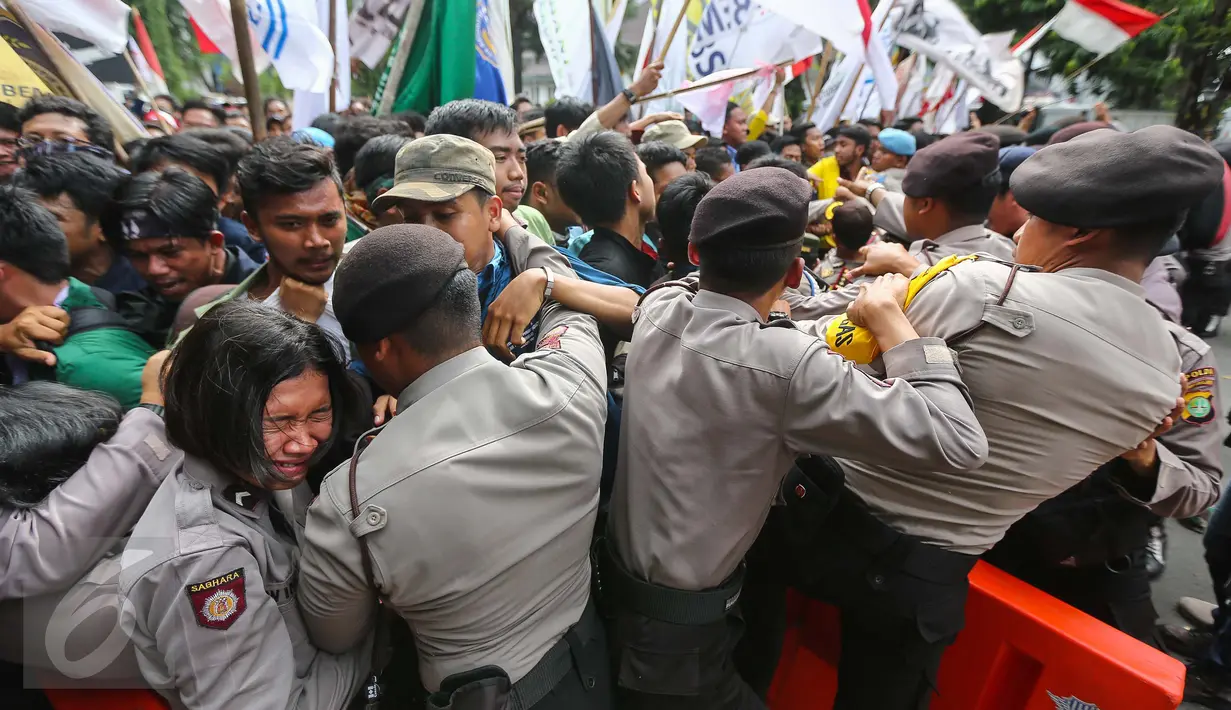 Massa yang tergabung dalam BEM Se-Jabodetabek terlibat bentrok dengan polisi di depan Istana Negara, Kamis (12/1). Mereka mengecam keras pemerintah dan jajarannya yang saling cuci tangan dengan kebijakan yang dibuatnya. (Liputan6.com/Faizal Fanani)