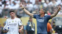 Pelatih PSG, Luis Enrique (kanan) pada laga melawan Real Madrid di Piala Dunia Antarklub 2025. (FRANCK FIFE / AFP)