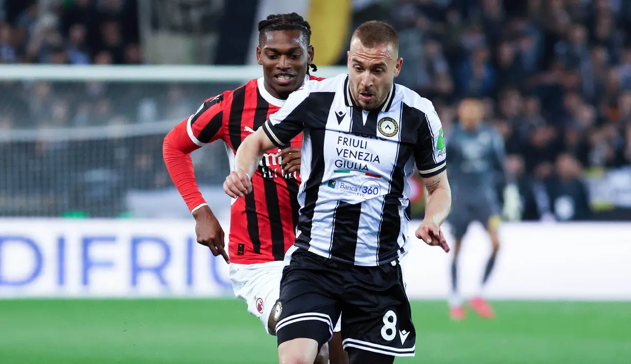 Empat gol Milan dicetak oleh Rafael Leao (42'), Strahinja Pavlovic (45'), Theo Hernandez (74'), dan Tijjani Reijnders (81'). (Andrea Bressanutti/LaPresse via AP)