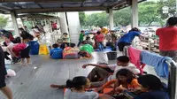 50 Warga Korban Banjir Mengungsi di Halte Jembatan Baru Cengkareng