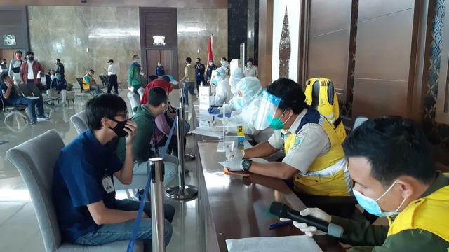 Ratusan petugas Bandara Soetta menjalani uji swab Covid-19