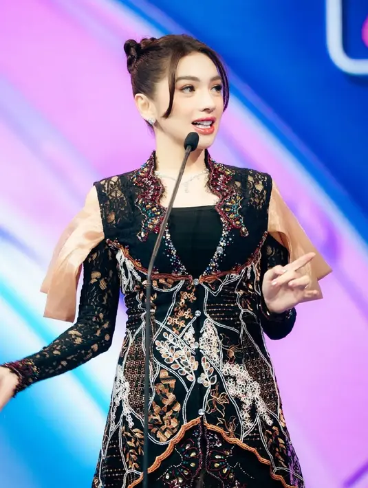 Penampilan Angel Karamoy kian paripurna dengan makeup flawless bernuansa coral dan lipstik glossy [@therealangelkaramoy]