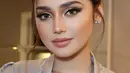 Lagi, tampilan bak boneka hidup, Syifa Hadju tampil super cantik dan flawless dengan makeup ini. Makeup ini bernuansa kecokelatan yang lembut dan menonjolkan area matanya menjadi lebih tajam. [Foto: Instagram/syifahadju]