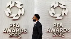 Penyerang Liverpool asal Mesir, Mohamed Salah, berpose saat tiba untuk menghadiri Penghargaan Asosiasi Pemain Sepak Bola Profesional (PFA) 2024-2025 di Gedung Opera, Manchester, Inggris, pada 19 Agustus 2025. (Darren Staples/AFP)