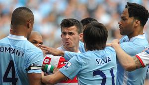 Salah satu contohnya saat Barton berkelahi dengan Ousmane Dabo, rekannya di Manchester City. Akibat ulah tidak terpuji itu akhirnya ia diskorsing. (AFP/Paul Ellis)