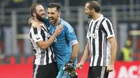 Pemain Juventus, Gonzalo Higuain, Gianluigi Buffon dan Giorgio Chiellini, merayakan kemenangan atas AC Milan pada laga Serie A di Stadion San Siro, Sabtu (28/10/2017). AC Milan Takluk 0-2 dari Juventus. (AP/Antonio Calanni)