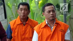 Dua tersangka penyuap Wali Kota Blitar Samanhudi Anwar dan Bupati Tulungagung Syahri Mulyo, Bambang Purnomo (kiri) dan Agung Prayitno tiba di Gedung KPK, Selasa (4/9). Keduanya akan diperiksa untuk tersangka Wali Kota Blitar, (Merdeka.com/Dwi Narwoko)
