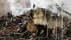Petugas pemadam kebakaran berada di lokasi sebuah bangunan 26 lantai yang runtuh setelah dilalap api di Sao Paulo, Brasil, Selasa (1/5). Petugas mengatakan baru satu orang yang dipastikan tewasdalam kejadian ini. (AP/Andre Penner)