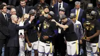 Pebasket Golden State Warriors, Kevin Durant, mengangkat trofi MVP Final NBA 2018 pada Gim 4 Final NBA di Quicken Loans Arena, Jumat (8/6/2018). Kevin Durant terpilih sebagai pemain terbaik Final NBA 2018. (AP/Carlos Osorio)