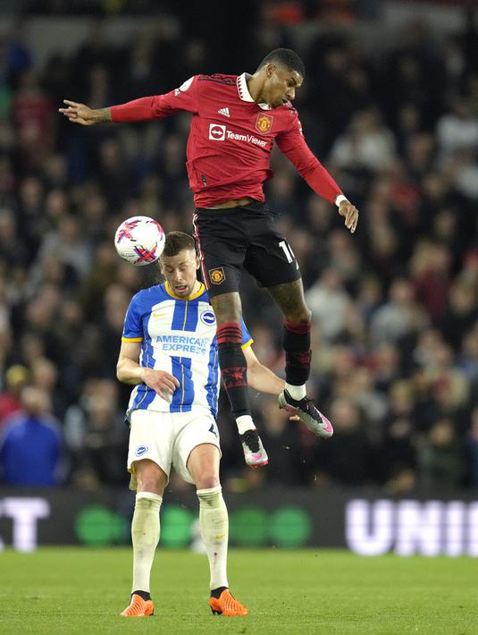 <p>Sejumlah peluang didapat tuan rumah dan tim tamu. Tendangan gelandang MU Fred masih menyamping di sisi kiri gaang Brighton. (AP Photo/Kirsty Wigglesworth)</p>