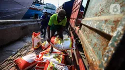 Sejumlah pekerja buruh angkut beraktivitas di Pelabuhan Sunda Kelapa, Jakarta, Kamis (10/6/2021). Biasanya 1 bongkar muat kapal sekitar 7-10 orang. (Liputan6.com/Johan Tallo)