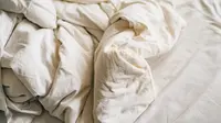 5 Penyebab Sprei Terasa Lembap Meski Tidak Terkena Air, Efeknya Tidak Main-Main